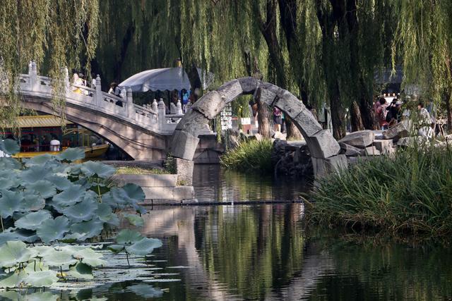 全民国防教育日当天，北京圆明园遗址公园免费向公众开放