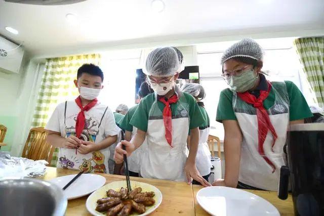 新学期的劳动课该怎么上？这些北京中小学校大显身手