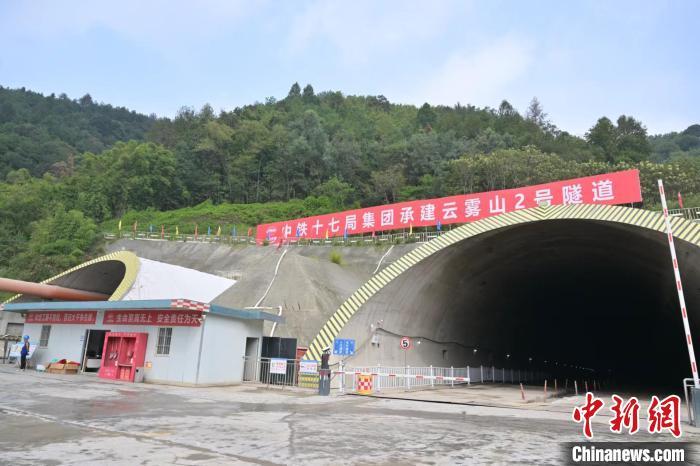 重庆渝遂复线高速云雾山2号隧道右线贯通