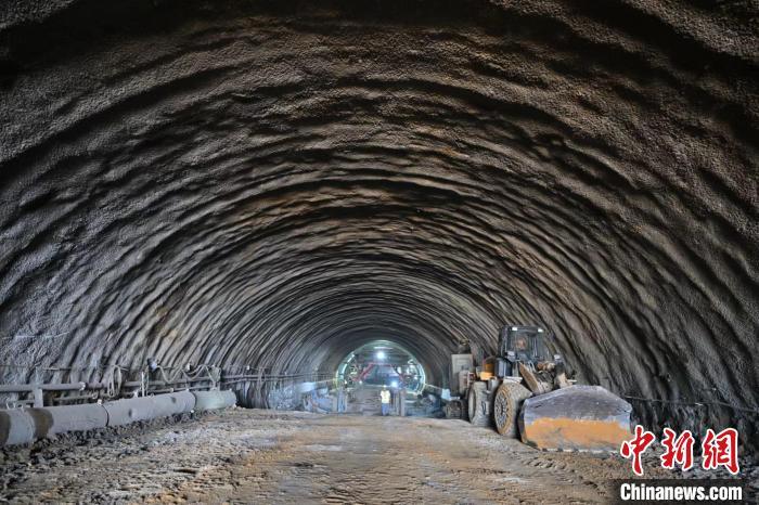 重庆渝遂复线高速云雾山2号隧道右线贯通