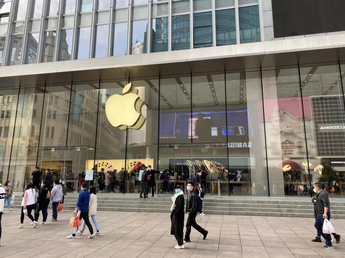 消费者在苹果某线下门店购物,图源社交媒体推特