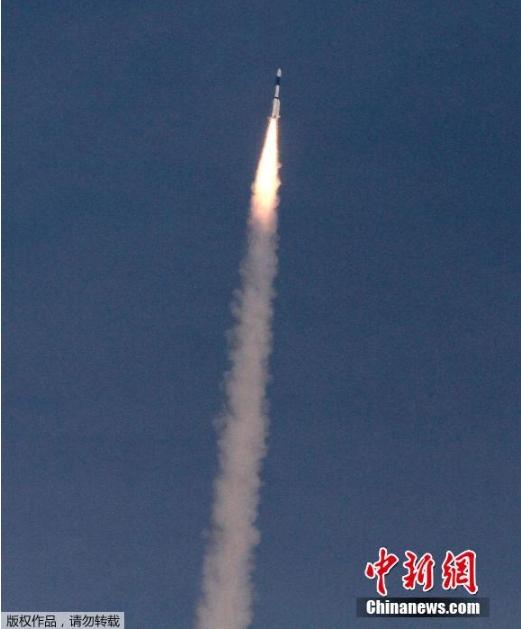 资料图:当地时间2014年1月5日,印度发射首枚国产低温发动机火箭。