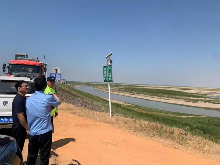 游客开车碾压鄱阳湖湿地，当地组成联合调查组