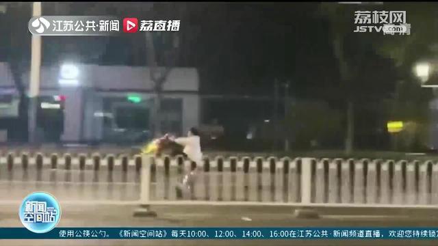 四人深夜在南京新街口骑车“炫技”被行政拘留