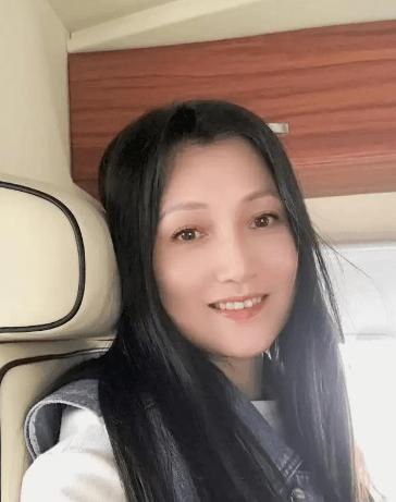 “最美杨贵妃”林芳兵罕曝近照，57岁状态如少女，和儿子像姐弟_上衣_电影_气质