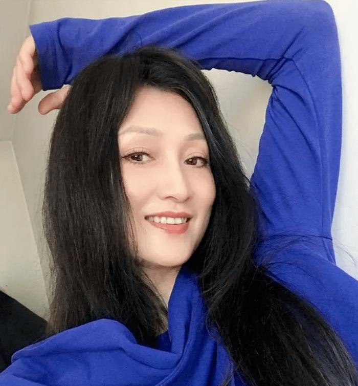 最美杨贵妃林芳兵罕曝近照57岁状态如少女和儿子像姐弟 上衣 电影 气质