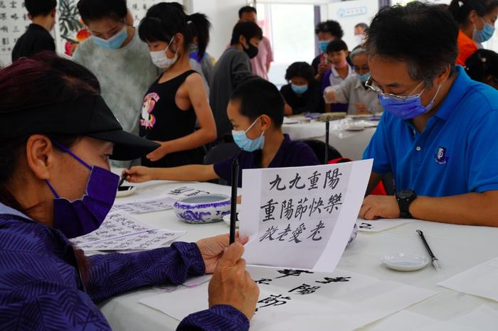 邀老人写诗词、画菊花，亚运村图书大厦推出重阳节主题活动