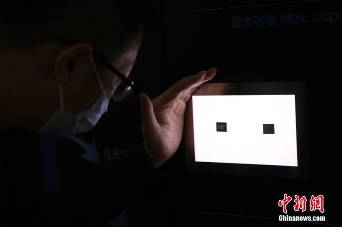 资料图:韩国三星公司在第四届进博会上展示电视芯片技术。张亨伟 摄