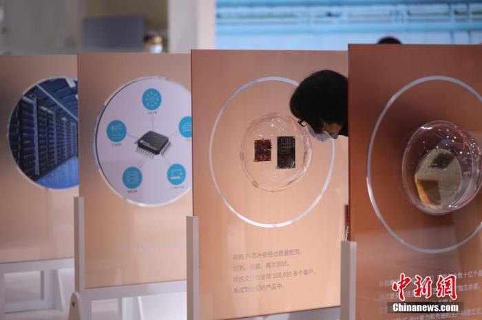 资料图:美国企业得州仪器展示模拟和嵌入式芯片产品。张亨伟 摄