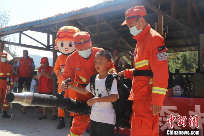 福建龙岩：森林消防员守护红色土地的绿水青山