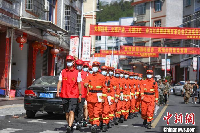 福建龙岩：森林消防员守护红色土地的绿水青山