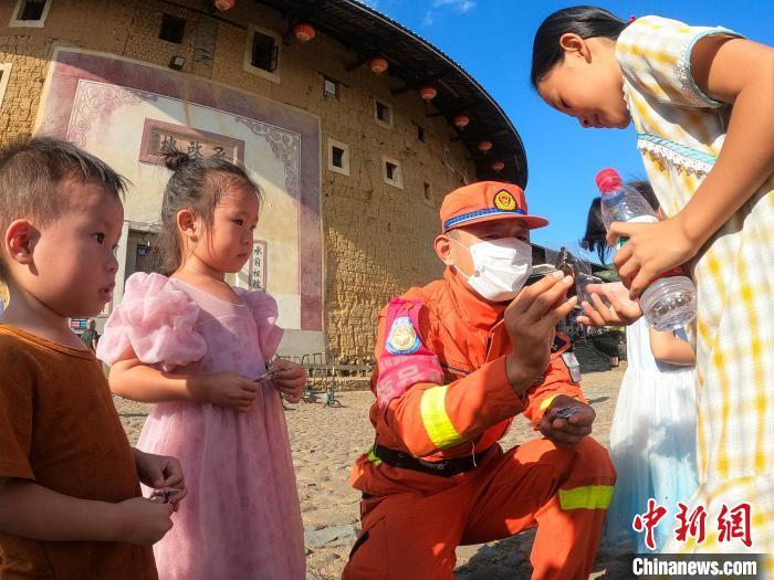 福建龙岩：森林消防员守护红色土地的绿水青山