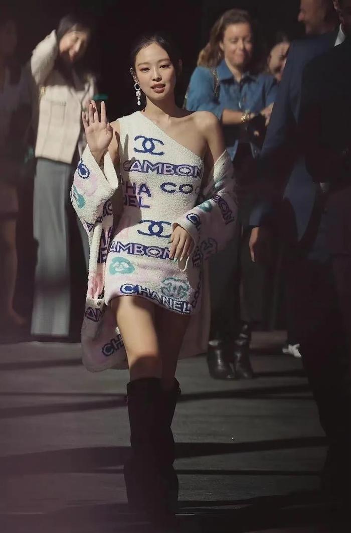 “香奈儿小公主”Jennie到场看秀