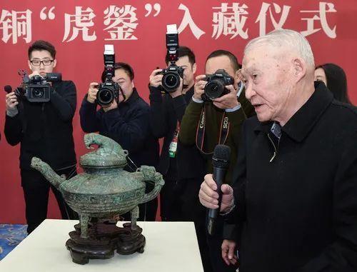 中国国家博物馆研究院名誉院长孙机(前)在讲解青铜“虎鎣”相关知识。新华社记者 李贺 摄