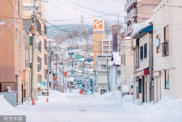 北海道用冰块建便利店，提供与冰雪相关饮料和甜品