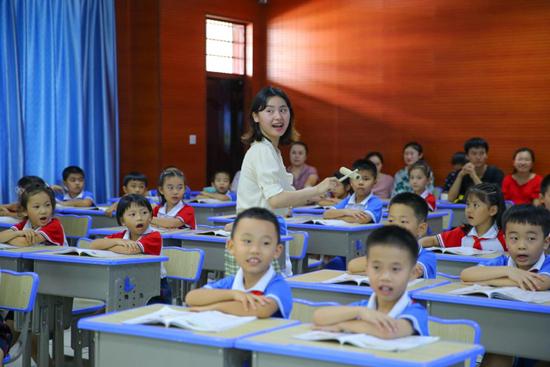 2020年7月9日下午,在北京师范大学海口附属学校的5G同步课堂教室里,40名海口学生与12名永兴学校学生坐在各自的教室里,通过5G网络连线同上了一堂音乐课,学习少数民族民歌曲——《勇敢的鄂伦春》。视觉中国供图(资料图片)