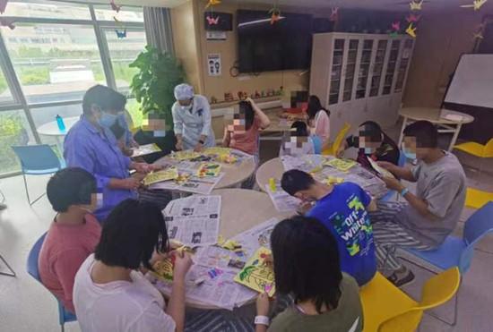 北京大学第六医院儿童病房里,孩子们正在医护人员的带领下进行集体治疗。这里收治的孩子,最小的只有4岁,最大的不满18岁,其中以12-16岁处于青春期的孩子居多,他们大都患有严重的精神障碍,如抑郁症、双相情感障碍、精神分裂症等。病情较重的孩子,往往有严重的表述困难,也不愿与外界接触和沟通,因此,为他们创造一个安心而舒适的环境,并在这样的环境中引导他们表达出内心的情绪和情感,对于病情康复很有帮助。李丽霞/摄