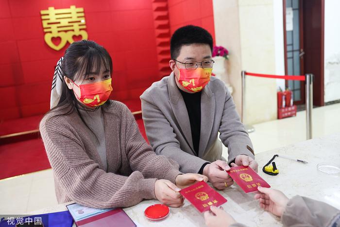 2022年2月14日,太原,新人在民政局领证。 中新社记者 武俊杰 资料图