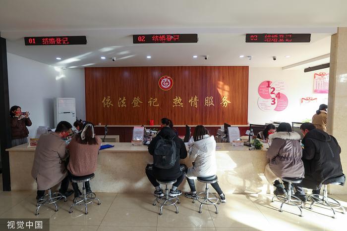 2022年2月14日,太原,新人在民政局排队领证。 中新社记者 武俊杰 资料图