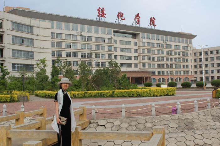 绥化学院文学与传媒学院退休教师张爱玲(笔名:艾苓)。受访者供图