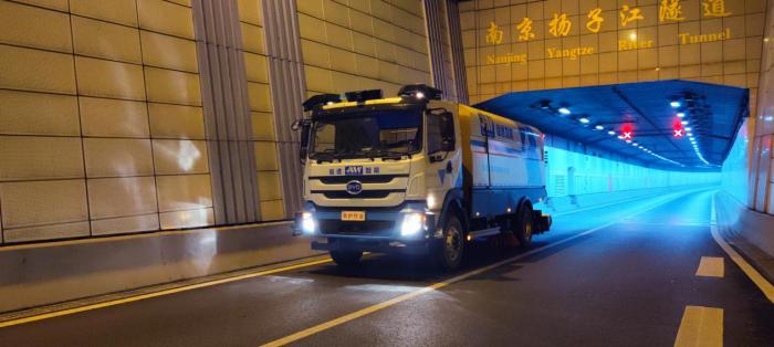 用无人车扫马路，一家上海公司火到欧美了！