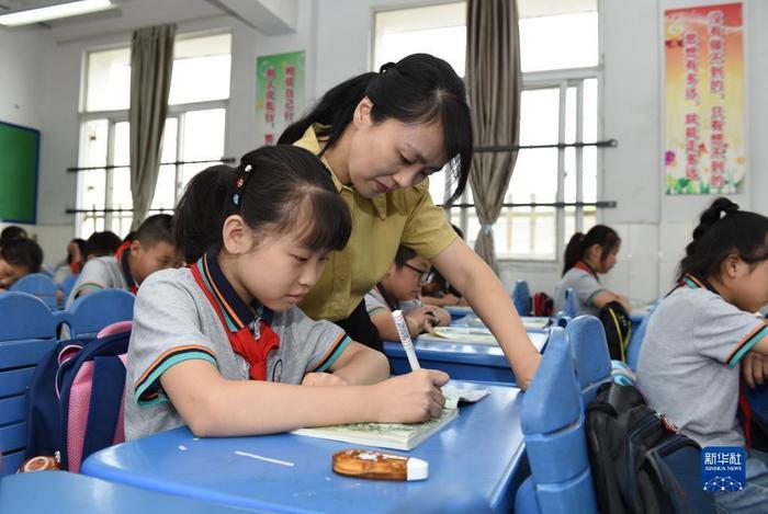 新京报：小学生“推翻”标准答案，敢于质疑比依赖课本更重要