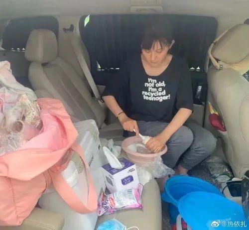 @热依扎 晒出其在拍摄地荒野中的背奶日常