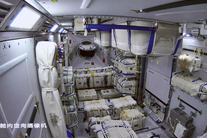 图片直击｜空间站梦天实验舱完成转位 航天员进入梦天实验舱