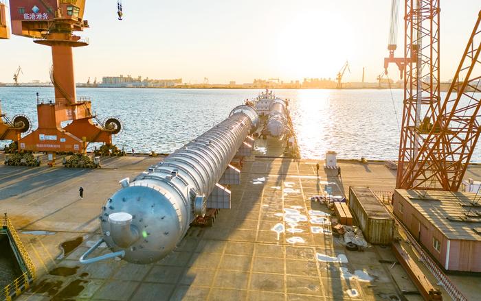 天津临港港务公司完成国内最大单体不锈钢塔器装船作业