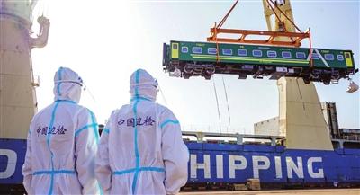 首批铁路宽轨客车在天津港装船（图）
