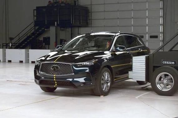 2022 英菲尼迪QX50 IIHS侧面碰撞测试。（.IIHS）