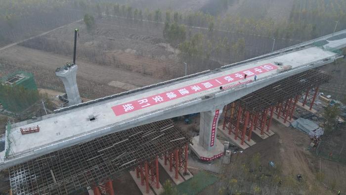 雄安新区至北京大兴国际机场快线（R1线）首座跨铁路现浇梁成功转体合龙