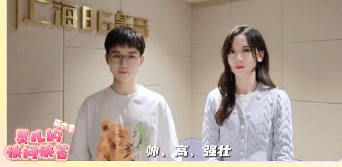 灵儿(右)采访曹志顺(ID:久诚)。 视频截图