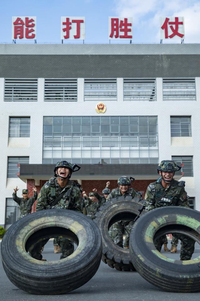 广西玉林：武警支队开展冬季强化训练 武警官兵进行小组战术练习