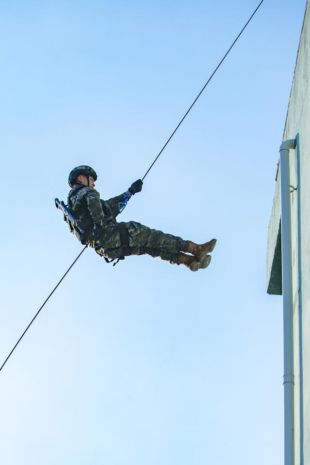 广西玉林：武警支队开展冬季强化训练 武警官兵进行小组战术练习