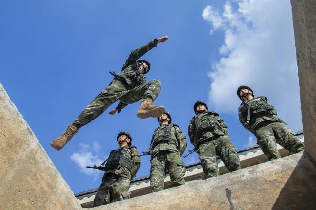 广西玉林：武警支队开展冬季强化训练 武警官兵进行小组战术练习