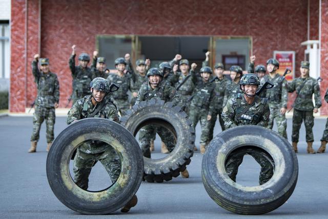 广西玉林：武警支队开展冬季强化训练 武警官兵进行小组战术练习