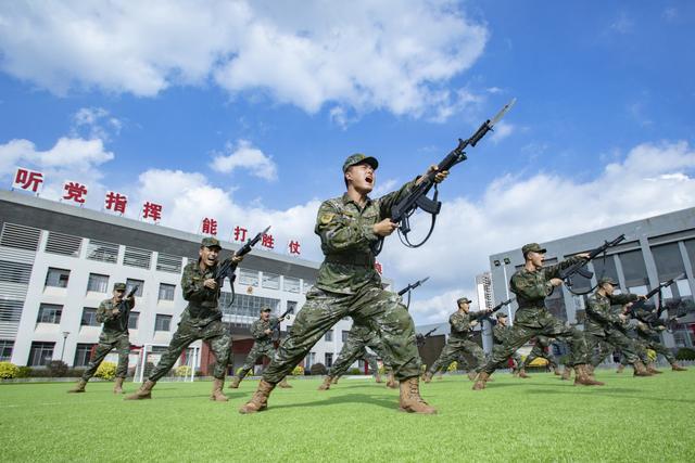 广西玉林：武警支队开展冬季强化训练 武警官兵进行小组战术练习