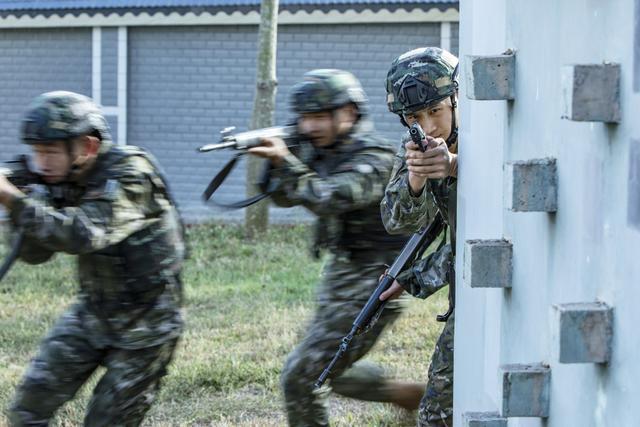 广西玉林：武警支队开展冬季强化训练 武警官兵进行小组战术练习