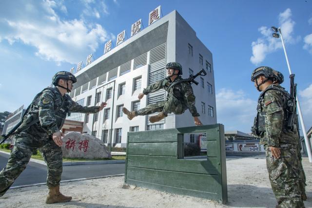 广西玉林：武警支队开展冬季强化训练 武警官兵进行小组战术练习