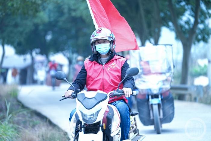 又见摩托骑士 村里来了群党员“防疫摩托先锋队”