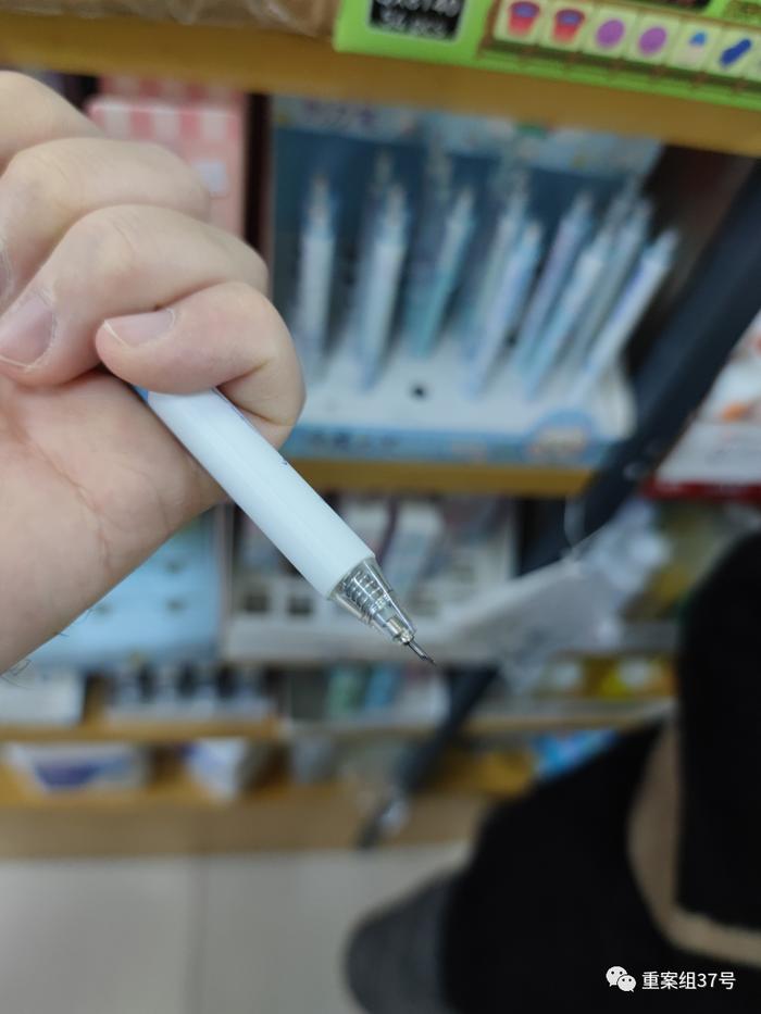 ▲11月14日,新京报记者在丰台区某文具店里发现其正在售卖带有尖刃的刻笔刀。新京报记者 慕宏举 摄