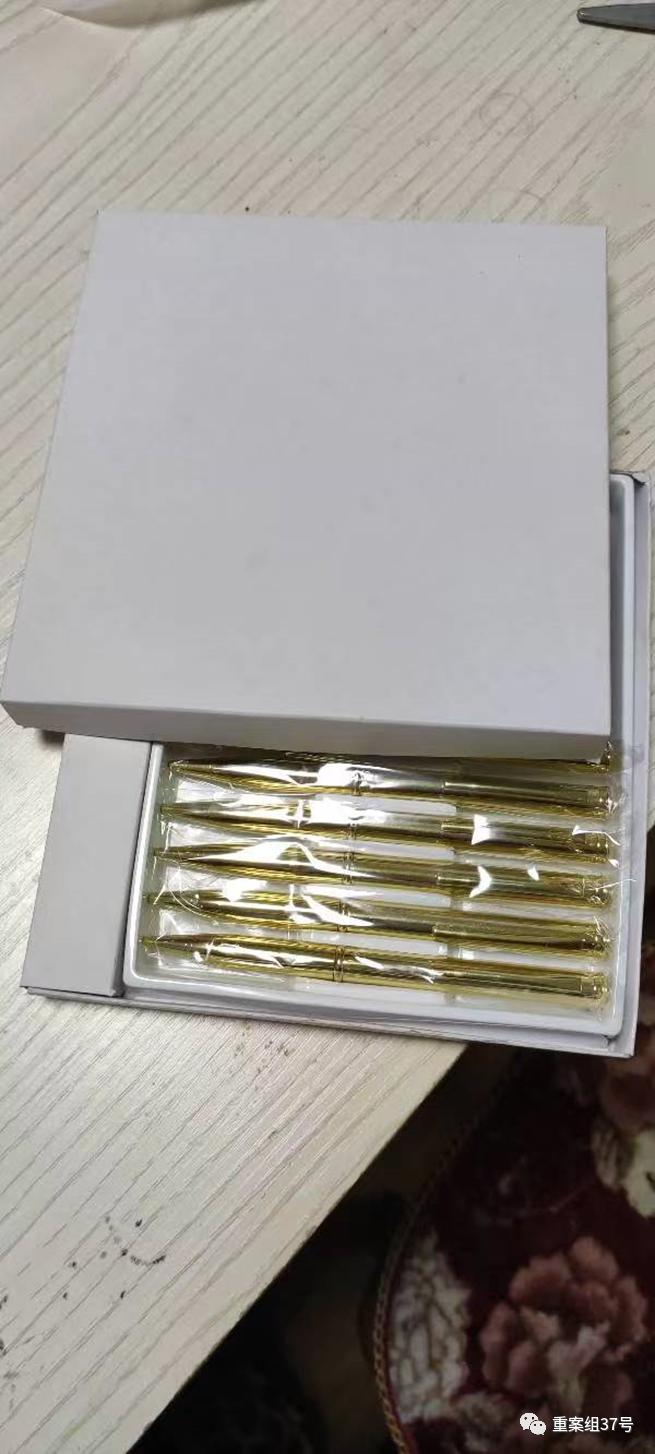 ▲淘宝某店铺客服提供的该款笔刀的包装,新京报记者发现,上面并未标注相关生产信息。受访者供图