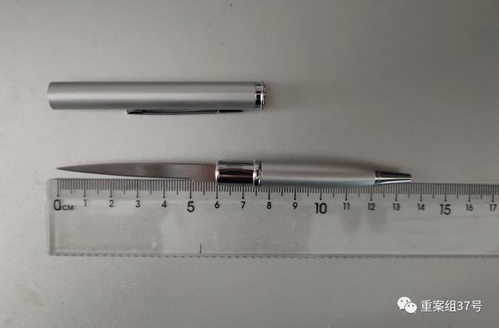 ▲新京报记者购买到的圆珠笔刀样品,该笔刀身长约6cm。新京报记者 慕宏举 摄