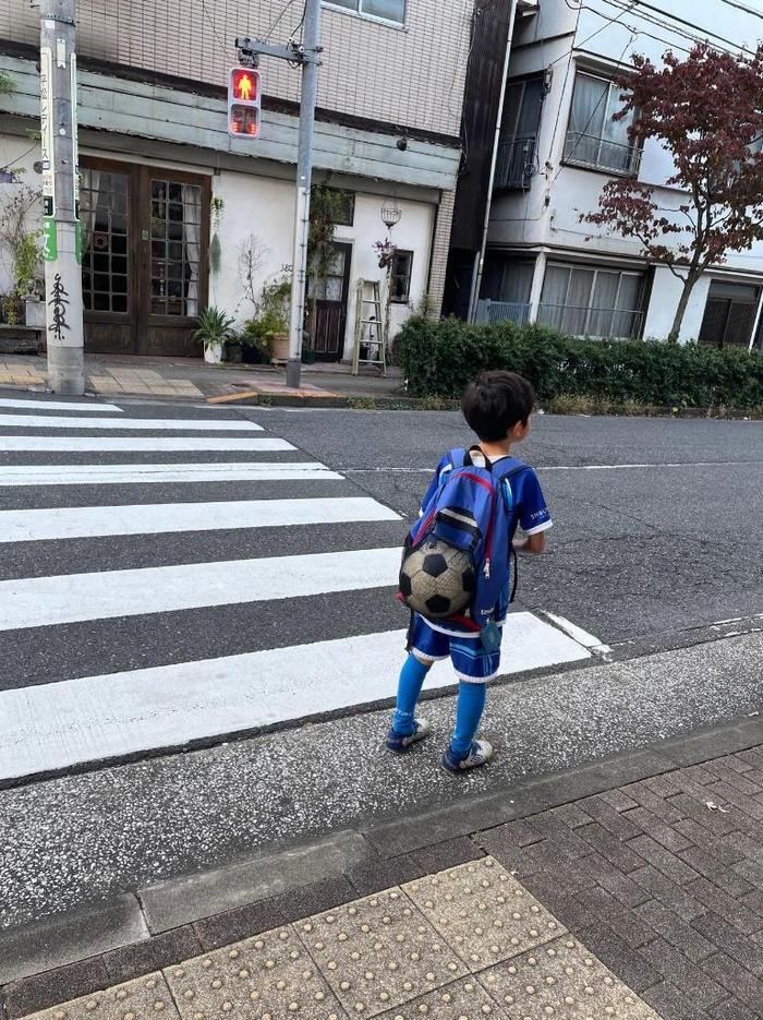 卡塔尔世界杯｜记者手记：一个飞奔着去踢球的日本男孩