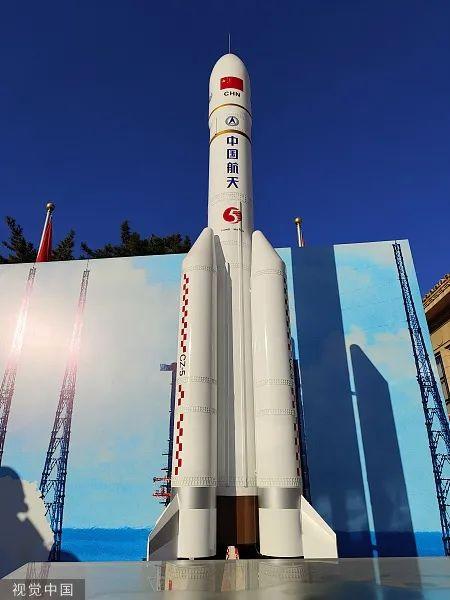 2022年11月5日,北京“奋进新时代主题成就展”,长征五号运载火箭模型。图源:视觉中国