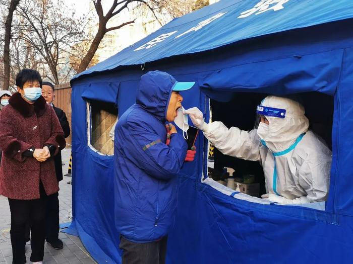 寒冬中，北京石景山“大白”和“老街坊”们战疫情