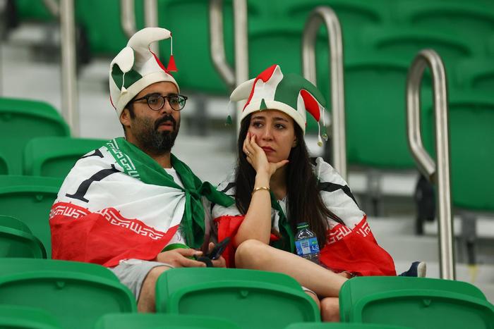 头条世界杯｜伊朗球员流泪，美国队员安慰，足球本该纯粹