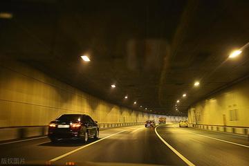 老司机开车过隧道的5条驾驶经验，每一条都是事故教训总结出来的