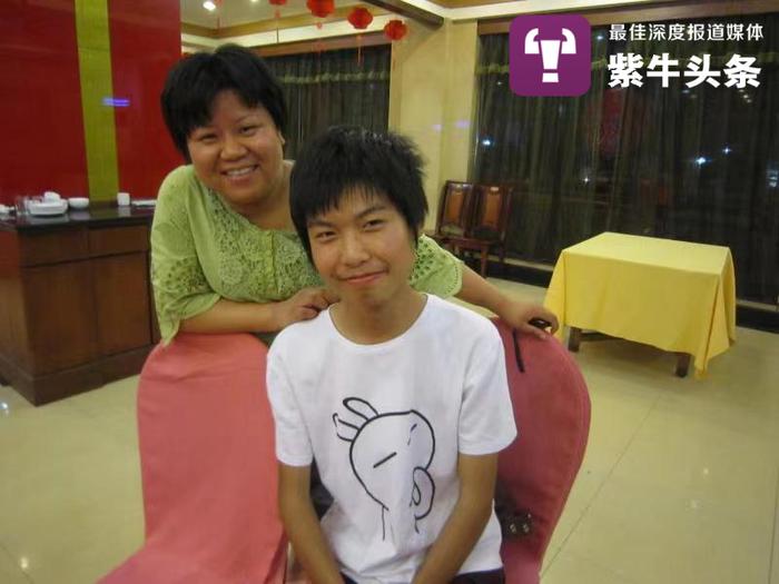 刚刚考上大专时,他和班主任胡红云老师的合影。